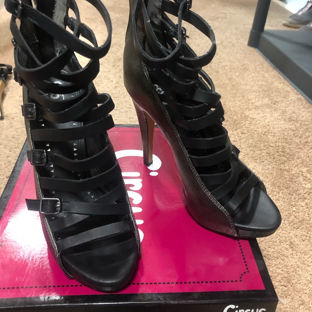 8.5 gladiator  strappy heel with zip up back. Black with metallic side